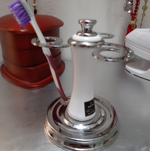 PORCELAIN WAMSUTTA SOAP DISPENSER & TOOTHBRUSH BRUSH HOLDER           c - Picture 3 of 7